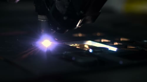 Plasma-Laserschneiden von Blechen mit Funken