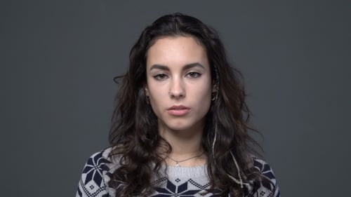 Sinnliches Gesicht einer jungen brünetten Frau