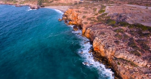 Hermosa orilla del mar con acantilados al atardecer