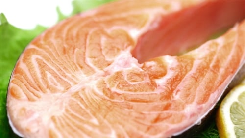 Rotes Fischsteak mit rohem Lachs