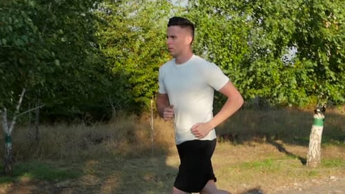 Sommersportmarathon von Guy auf einer Straße. Zeitlupe