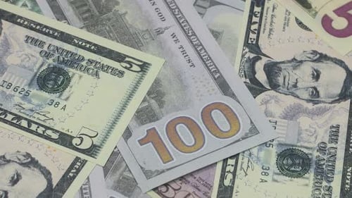 Billets anciens et nouveaux de dollars américains de différentes dénominations