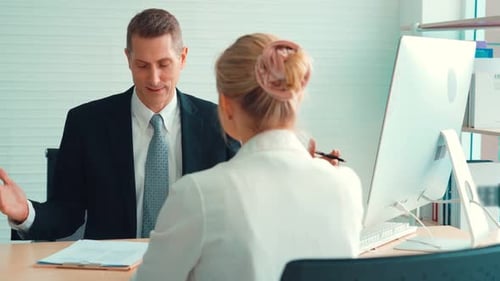 Arbeitssuchender im Vorstellungsgespräch mit dem Manager