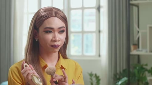 Una bloguera transgénero influyente habla sobre el maquillaje. Blogger habla sobre tratamientos de belleza facial