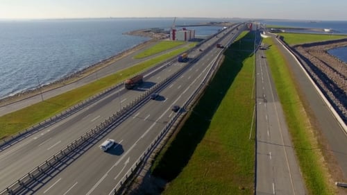 Vue aérienne du pont par des voitures et des camions en mouvement. Ce pont fait partie d'un barrage
