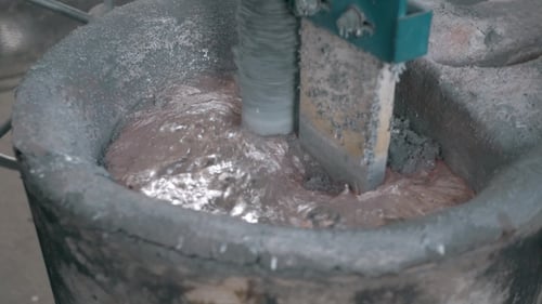 Geschmolzenes Metall in Sandform und Aluminiumlegierungsguss gegossen, glühendes Metall