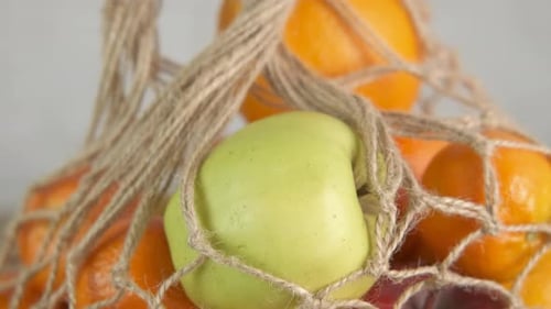 Frutas frescas en bolsas ecológicas