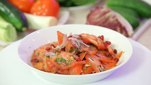 Delicious Tomato Salad with Pomegranate Seeds and Onions