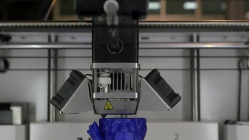 Ansicht des Druckens eines Kunststoffmodells auf einem in Bearbeitung befindlichen 3D-Drucker.