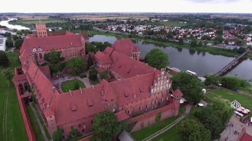 Altes riesiges Schloss am Fluss
