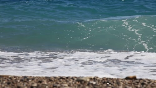 Hintergrund der Wellen des Meeres Auf dem schönen Kiesstrand.