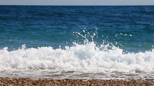 Hintergrund der Wellen des Meeres Auf dem schönen Kiesstrand.