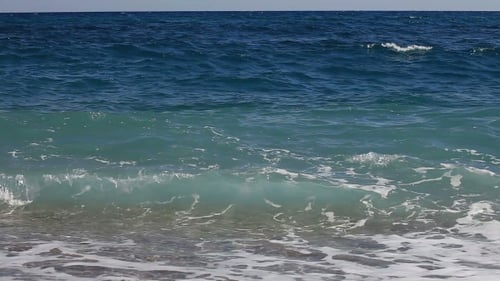 Hintergrund der Wellen des Meeres Auf dem schönen Kiesstrand.