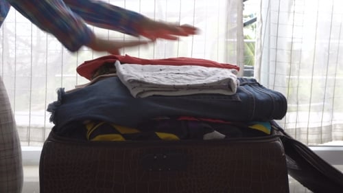 Mala de viagem sobrecarregada para mulher