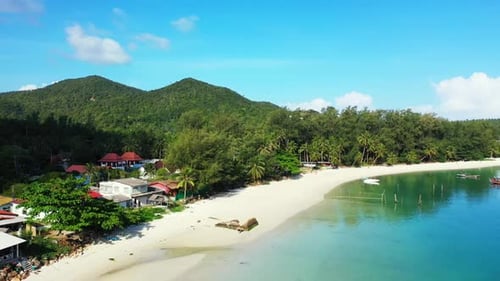 Luftbild von oben nach unten Panorama der paradiesischen Tierwelt am Strand durch flache Lagune und weißen Sandhintergrund