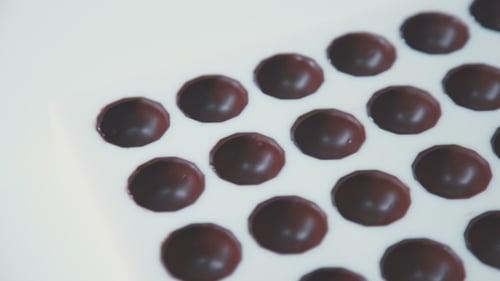 Form für Konditoren. Form mit Schokolade. Gehäuse für Pralinen.