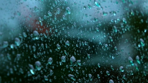 Wassertropfen laufen auf Glas
