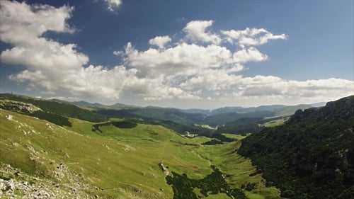 Vallée avec ciel nuageux