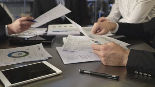 Gens d'affaires échangeant des documents, Shot