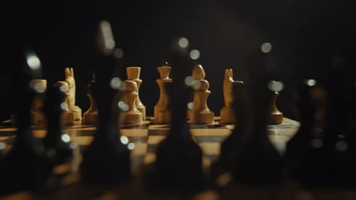 Schachfiguren auf einem Schachbretttisch. Panorama.