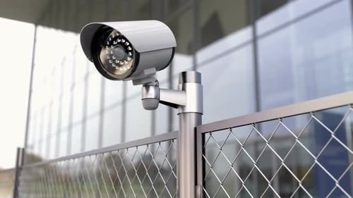 Caméra de sécurité et clôture à mailles losangées dans la zone réglementée et la zone interdite 4k