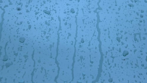 Regentropfen auf Glas