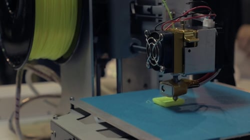 Prozess des 3D-Drucks mit Kunststoffdrahtfilament auf 3D-Drucker