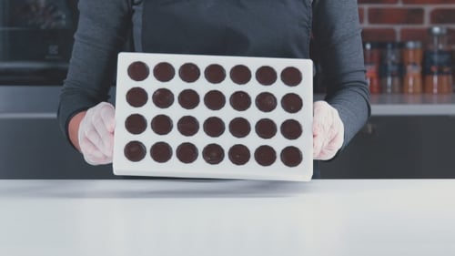. Herstellung von Pralinen. Schokoladenbonbons auf einem Tisch.