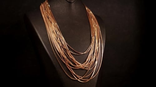 Schmuck, Schaufensterpuppe, um den Goldschmuck zu zeigen, ist mit Ketten bedeckt, zum Verkauf in einem Schmuck ausgestellt