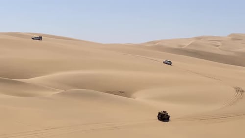 Conducir por dunas en el desierto