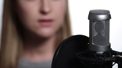 Chanteuse enregistrant une piste en studio
