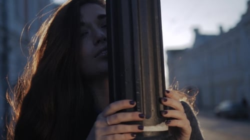 Concept de bonheur - femme heureuse aux cheveux noirs souriant et s'amusant dans la rue de la ville pendant l'automne