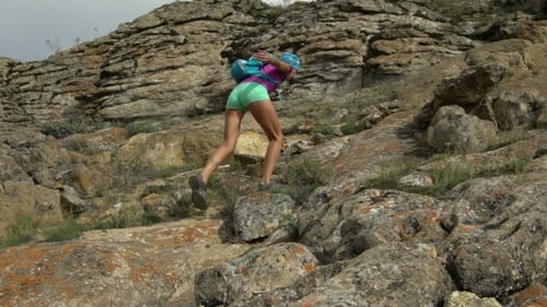 Jeune femme grimpant à la montagne