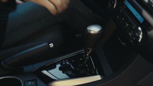 Mudança automática da transmissão de P (estacionamento) para D (unidade)