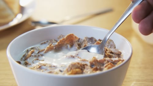 Müsli gemischt mit einem Löffel