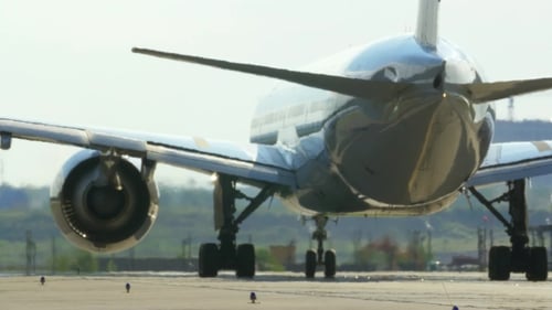 Passagierflugzeug auf der Landebahn