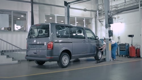 El trabajador se acerca al auto.