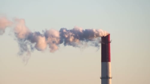 Rauch aus Rohren der Industrieanlage in der Stadt.