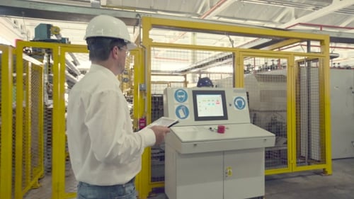 Der Ingenieur überprüft die Einstellungen der CNC-Maschine