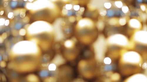 Goldene Weihnachtsdekoration oder Girlande aus Perlen 2