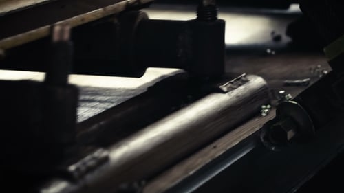 Torno industrial trabalha metal com precisão