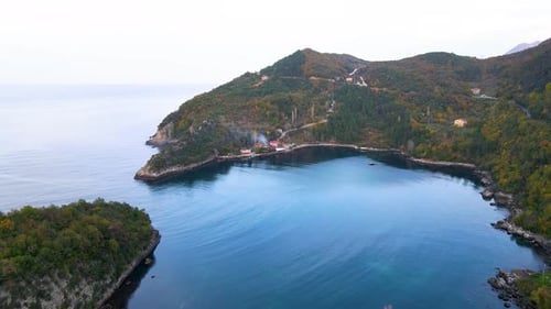 Bahía de Gideros en el mar negro, Kastamonu, Cide-Gideros, hermosa bahía marina en otoño