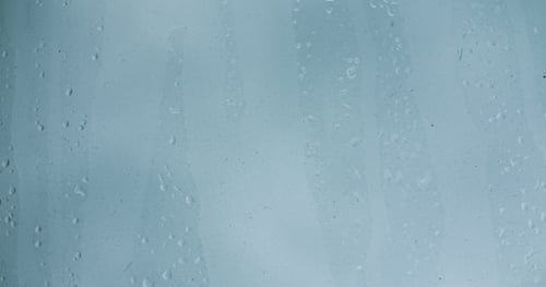 El
agua de lluvia cae sobre el cristal de la ventana.