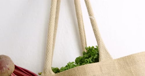 Verduras frescas en bolsa de supermercado 4k