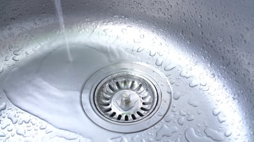 Água correndo na pia