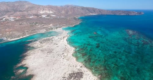 Bela vista da praia azul Elafonissi em Creta