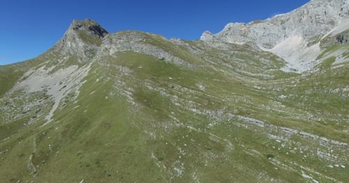 Vista aérea de las montañas de Montenegro