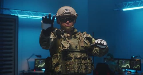 Soldat nutzt VR-Technologie