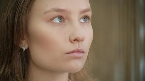 Der Make-up-Stylist schminkt ein Hipster-Model
