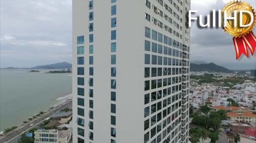 Vista aérea de un rascacielos con vistas al mar
